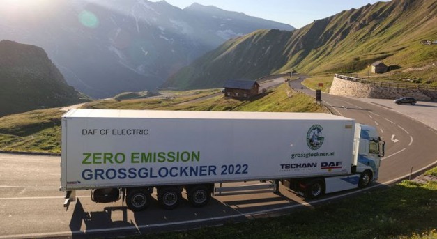 Az elektromos 26 tonnás teherautó legyőzi a magas alpesi utat